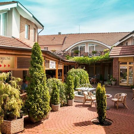 Hotel Banderium Komarno Bagian luar foto
